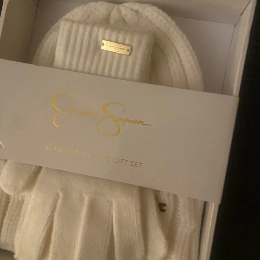 NEW Jessica Simpson beanie hat and glove gift set